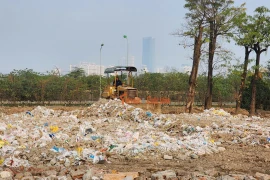 Hà Nội truy tìm đối tượng đổ trộm phế thải tại nút giao đường 70