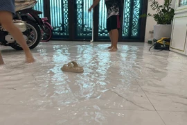 Nhiều tuyến đường Thanh Hoá ngập lụt, nước tràn vào nhà dân