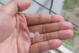 Quảng Ninh xuất hiện mưa đá, sấm sét... du lịch đình trệ