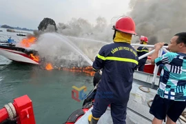 Tàu du lịch 132 chỗ ngồi bốc cháy dữ dội ở Quảng Ninh