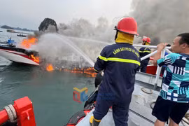 Tàu du lịch 132 chỗ ngồi bốc cháy dữ dội ở Quảng Ninh