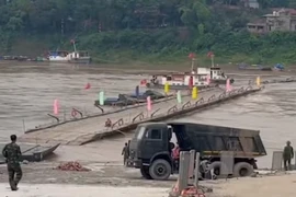 Không có chuyện cầu phao bị đứt hay trôi dạt