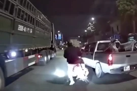 Xác minh vụ xe bán tải 'tạt đầu' xe máy suýt gây tai nạn chết người