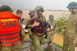 Liên tiếp cứu được người mắc kẹt do bão số 10 ở Thanh Hoá