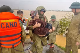 Liên tiếp cứu được người mắc kẹt do bão số 10 ở Thanh Hoá