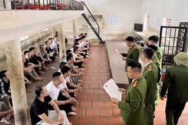 Lá phiếu sau song sắt... quyền bầu cử đặc biệt 