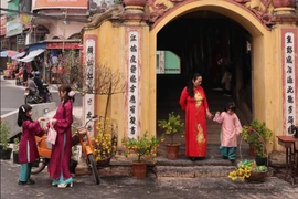 Chen chân chụp ảnh đầu xuân năm mới ở cầu ngói đẹp nhất Ninh Bình