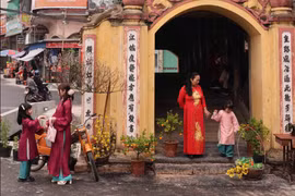 Chen chân chụp ảnh đầu xuân năm mới ở cầu ngói đẹp nhất Ninh Bình