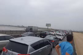 Ùn tắc kéo dài trên tuyến cao tốc Cao Bồ - Mai Sơn ngày mùng 2 Tết