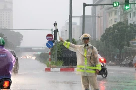 CSGT đội mưa, ngâm mình hỗ trợ giao thông ngày ngập lụt