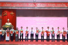 Công bố 40 quyết định nhân sự lãnh đạo sở, ngành và xã, phường ở Hà Nội