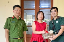 Nhặt được túi tiền vàng trong lũ, người đàn ông trả cho chủ nhân