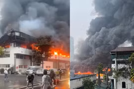 Cháy tại Nhà máy bia Hà Nội, cột khói đen bốc cao hàng chục mét