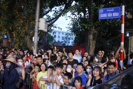 Trèo cây để ngóng chờ diễu binh, diễu hành trên đường Kim Mã - Giang Văn Minh