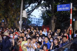 Trèo cây để ngóng chờ diễu binh, diễu hành trên đường Kim Mã - Giang Văn Minh