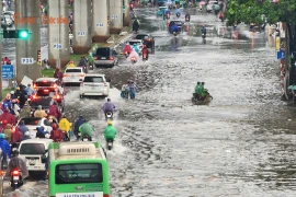 Hà Nội mưa trắng trời, ngập úng, giao thông bị gián đoạn