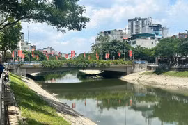 Sông Tô Lịch được làm sạch để chuẩn bị 'khoác áo mới'