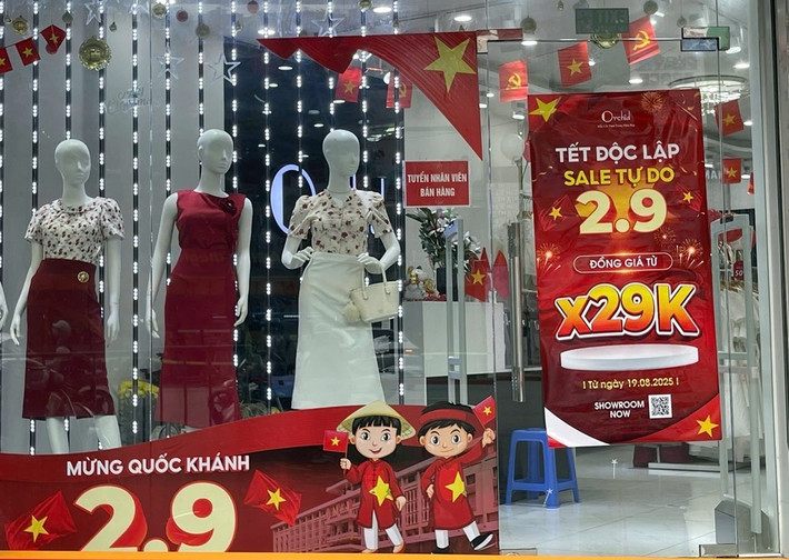 Một số cửa hàng kinh doanh thời trang trên phố Nguyễn Chí Thanh tung ưu đãi, giảm giá hấp dẫn đến khách hàng trong dịp này.