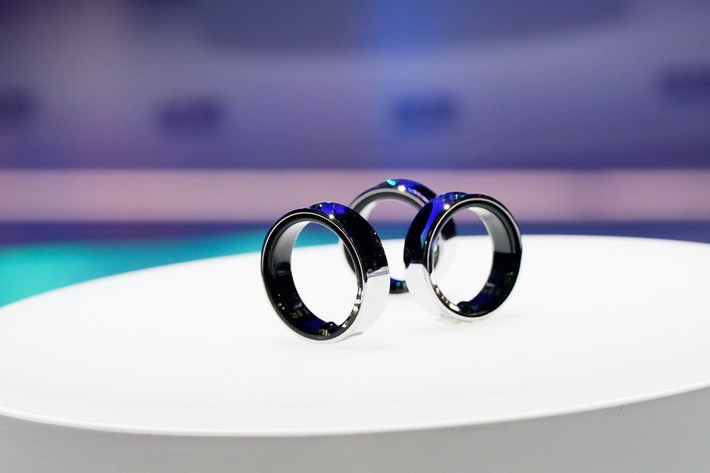 Với thiết kế nhỏ gọn, tinh tế và trọng lượng chỉ 2,3g, Galaxy Ring được chế tác từ Titanium Grade 5 siêu bền, kháng nước chuẩn 10ATM, pin dùng đến 7 ngày.