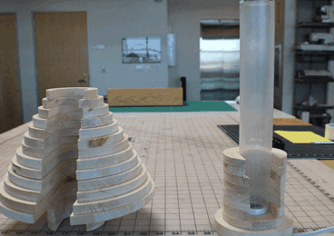 Việc tiếp theo bạn cần làm chỉ là lần lượt xếp các lát gỗ đã được đánh bóng mịn màng từng tầng, từng tầng một theo ống trụ nhựa. (Nguồn Bored Panda)