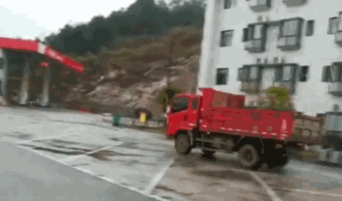 Canh sat giao thong kiem tra, tai xe xe tai lam dieu kinh khiep...-Hinh-2