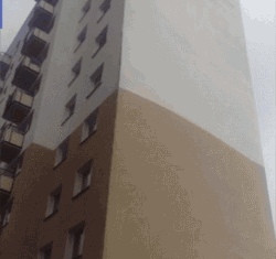 Gió to đến nỗi thổi bay được cả lớp vỏ của một tòa nhà.