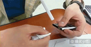 Không cần bật lửa, chỉ cần một cục pin điện thoại hoặc pin máy tính, anh chàng này cũng có thể chế ra được lửa một cách tài tình.