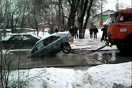 Khoảnh khắc hài hước khi màn cứu hộ xe mắc kẹt bị biến thành "chữa lợn lành thành lợn què".