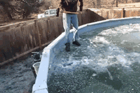 Chọn đúng chỗ băng mỏng, chàng trai này phải trả giá đắt cho trò nghịch của mình.