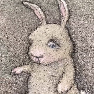 Nếu bạn nhìn kỹ, ánh mắt của chú thỏ đường phố này chính là một lỗ nhỏ trên mặt đường. Điều đó vô tình khiến con thỏ trở nên sống động, chân thật hơn.