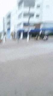 Mới nhìn, nhiều người tưởng rằng một chiếc máy bay mất lái đang rơi và sắp có một vụ tai nạn thảm khốc. Thế nhưng sau khi nhìn lại, họ đã phát hiện ra sự thật, đây chỉ là màn hạ cách có phần vội vàng của một chiếc máy bay đồ chơi điều khiển từ xa.