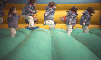 Trông như có hàng ngàn đứa trẻ nối đuôi nhau nhảy trên nhà bóng hơi nhưng thực ra chỉ có một.