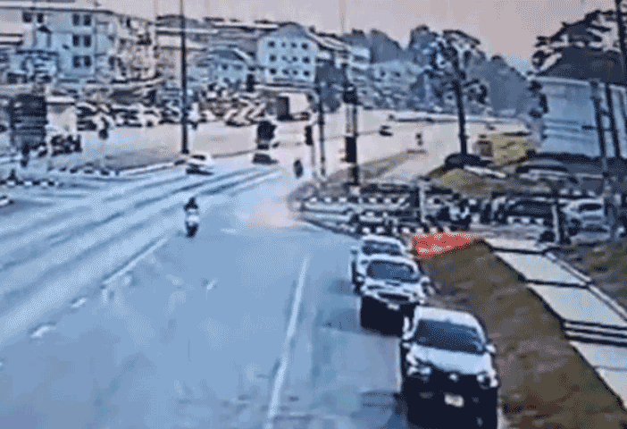 Diễn biến vụ tai nạn đã được camera giám sát ghi lại lúc hơn 15h (giờ địa phương) chiều 10/1 tại một giao lộ thuộc địa phận quận Maeka, tỉnh Phayao thuộc vùng Isan của Thái Lan.