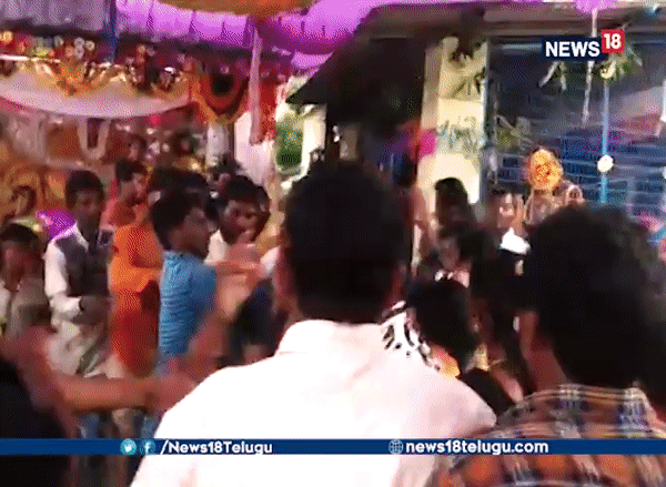 Dang dam cuoi, gia dinh co dau, chu re cam ghe 'choang' nhau-Hinh-3