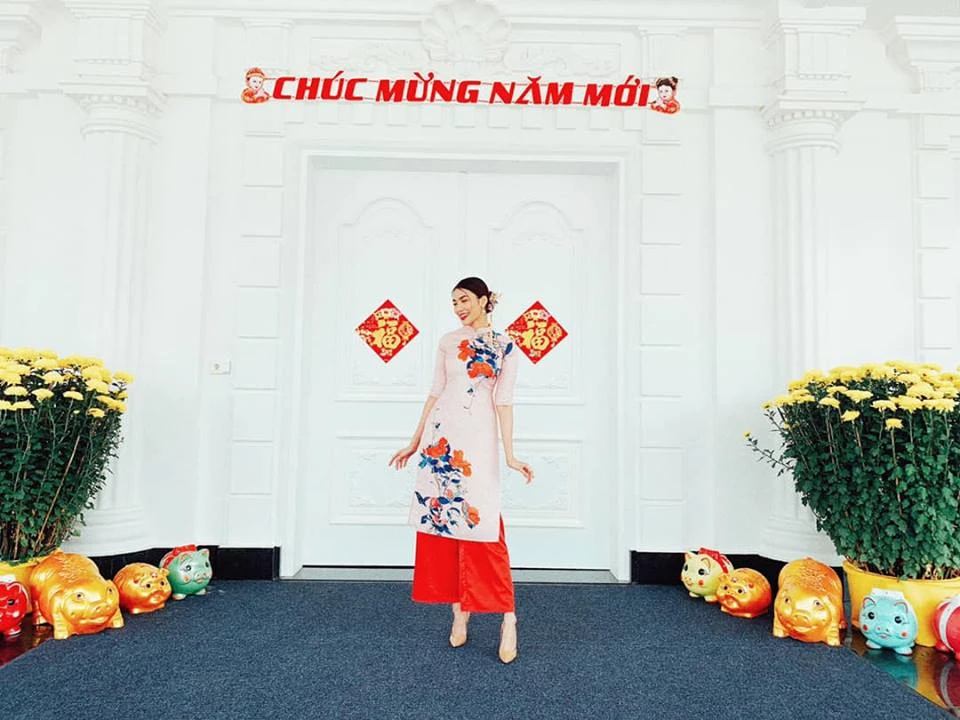 Vợ chồng Lan Khuê diện cực đẹp đôi đón mùa xuân mới trong biệt thự khủng