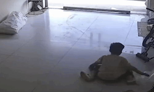 Hai me con ngo doc, be trai lam dieu ai cung roi nuoc mat