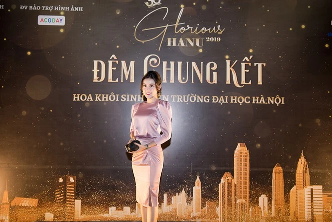 Á hậu Huyền My đẹp đôi bên Hồng Đăng trên ghế giám khảo