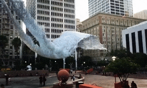 "Chất lỏng ma thuật" này thực chất là kết hợp vô số những dải màu bạc mỏng manh. Khi gặp gió, sợi dây bị thổi tạo nên chuyển động sóng nước cực kỳ ảo diệu.