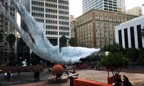 Mới đây, cư dân mạng thế giới đang liên tục truyền tay nhau những hình ảnh về tác phẩm nghệ thuật kỳ thú đặt giữa quảng trường Pershing ở Los Angeles của nghệ sĩ Patrick Shearn thuộc công ty Poetic Kinetics.