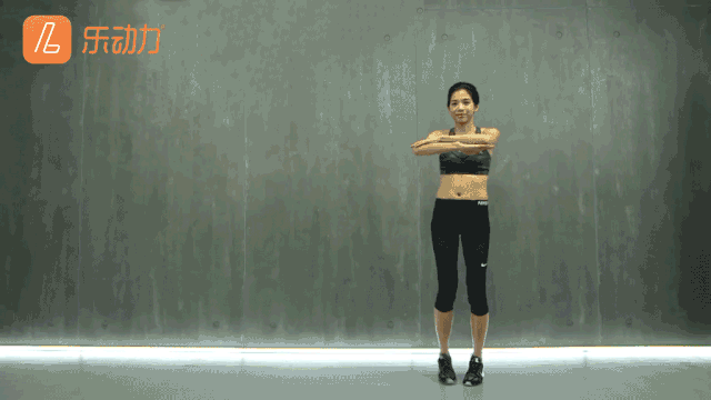 Tiếp theo, sử dụng sức mạnh của thắt lưng để thúc đẩy phần trên cơ thể, đá hai bên có thể giúp eo gọn gàng hơn.
