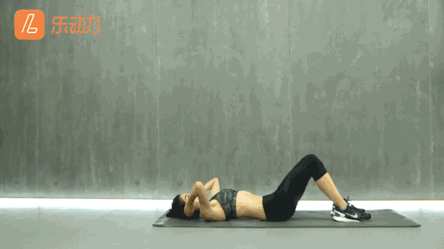 Bản thân động tác uốn cong người gập bụng không hẳn là làm thon eo, nhưng hai động tác này có thể làm cho đường nét trên bụng của bạn trở nên rắn chắc và đẹp mắt.