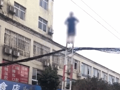 Chuyen la hom nay: Cu ba 70 leo thang, danh du tren day dien...