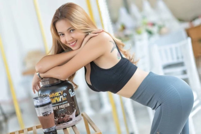 Nữ VĐV đua xe đạp Thái Lan nổi tiếng với thân hình đồng hồ cát