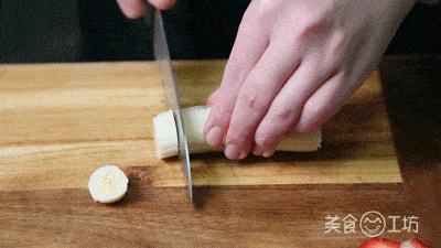 2. Lột vỏ và cắt miếng chuối, sau khoảng 30 phút lấy yến mạch trộn sữa ra, sắp xếp các lát chuối đã cắt ngay ngắn lên phía trên.