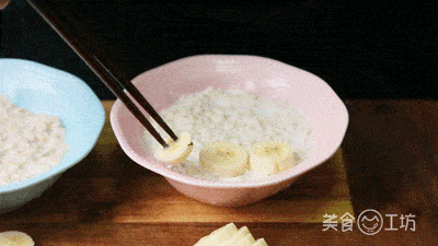 Chú ý dàn đều chuối trên mặt bát yến mạch trộn sữa.