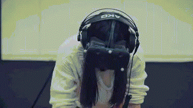 Hình ảnh hài hước khi những con người được đeo kính thực tế ảo và tham gia chương trình thử nghiệm. Rất nhiều người đã sợ phát khiếp khi đeo chiếc kính công nghệ cao này. (Theo Sina)