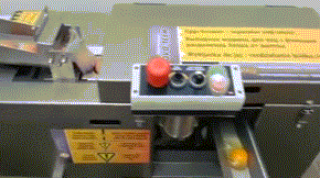 Quy trình tách lòng đỏ trứng gà cực kỳ điệu nghệ.