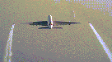 Hãng Emirates Airline, một trong những hãng hàng không lớn nhất thế giới đã tổ chức một chuyến bay ngoạn mục. Hãng hàng không trợ giúp các vận động viên thể thao mạo hiểm của nhóm Jetman Dubai đeo động cơ phản lực cá nhân và thi bay với chiếc máy bay chở khách lớn nhất thế giới Airbus A380 trên bầu trời Dubai. Ảnh động ấn tượng ghi lại màn thi bay ngoạn mục nhất.