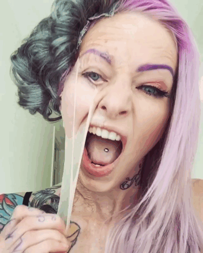 Sarah Mudle rất nổi tiếng với nickname cô gái quái vật bởi với khả năng trang điểm tài tình của mình, Sarah có thể tự biến mình từ một cô gái xinh đẹp, thu hút thành một con quái vật Halloween ghê rợn, đáng sợ. (Nguồn Bored Panda)