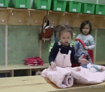 Với cách mặc áo khoác cực nhanh này, những đứa trẻ thông minh đã "đánh bại" người lớn cuộc đua tốc độ. (Nguồn Scoopwhoop)